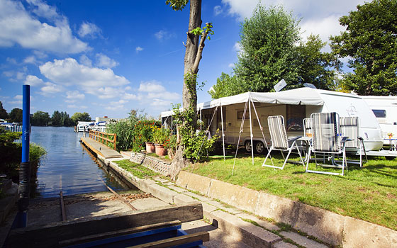 Stellplätze direkt am Ufer der Dahme, in der Marina Wendenschloß.
